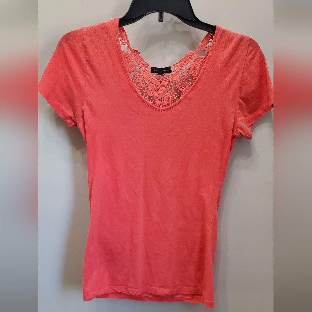 ACTIVE BASIC CORAL SHORT SLEEVE STRETCHY TOP WITH DETAILED BACK